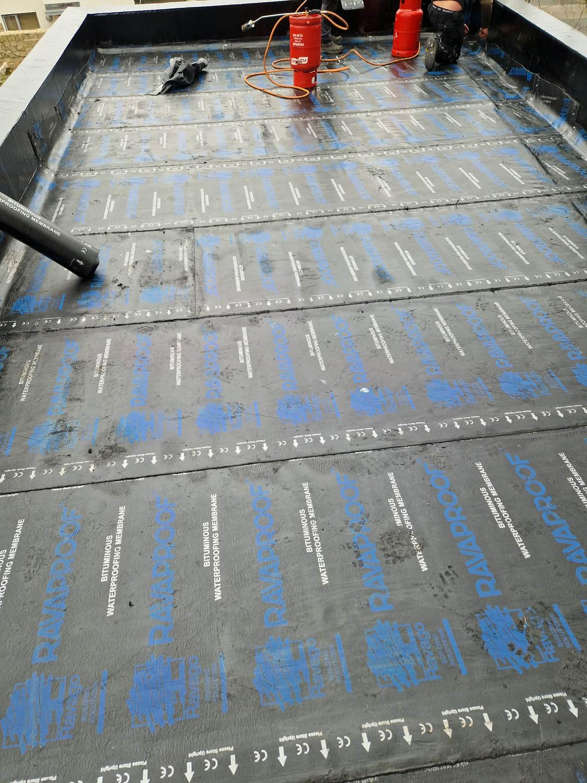 Flat roof waterproofing membrane installation